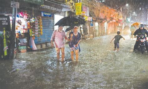 Hundreds Of Thousands Evacuated As Cyclone Slams Into Bangladesh