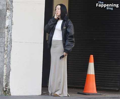 Noah Cyrus Flashes Her Nude Tits As She Smokes Outside Her Sydney Hotel Photos OnlyFans