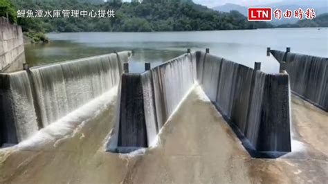 鯉魚潭水庫滿水位 特殊鋸齒堰溢流美景再現 鯉魚潭水庫管理中心提供─影片 Dailymotion