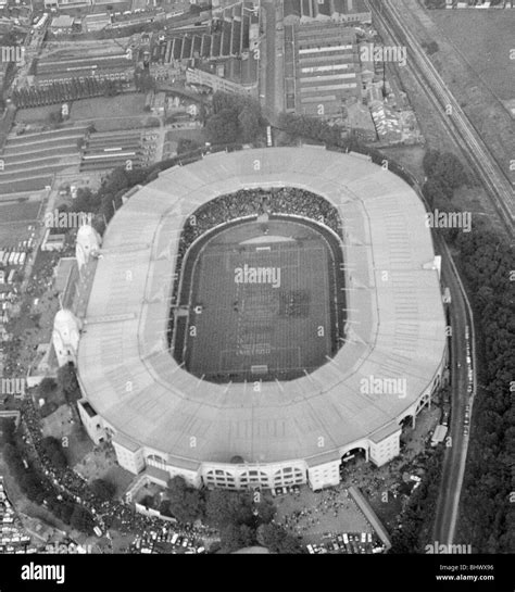 Wembley stadium 1960s hi-res stock photography and images - Alamy