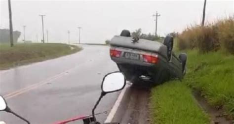 Goionews Carro capota entre Goioerê e Rancho Alegre do Oeste VEJA VÍDEO