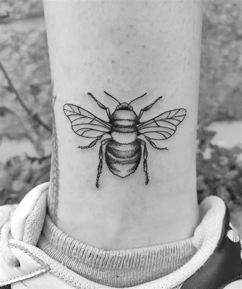 24 Cute and Beautiful Bee Tattoo Examples