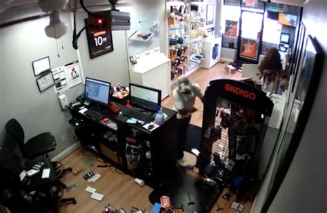 Des Braqueurs Se Font Enfermer Dans Un Magasin