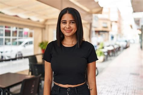 Joven Mujer Latina Sonriendo Segura De Pie En La Calle Foto Premium
