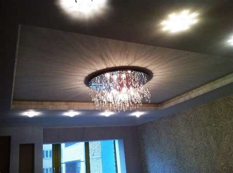 Натяжной потолок в гостиной фото с точечными светильниками – с ...