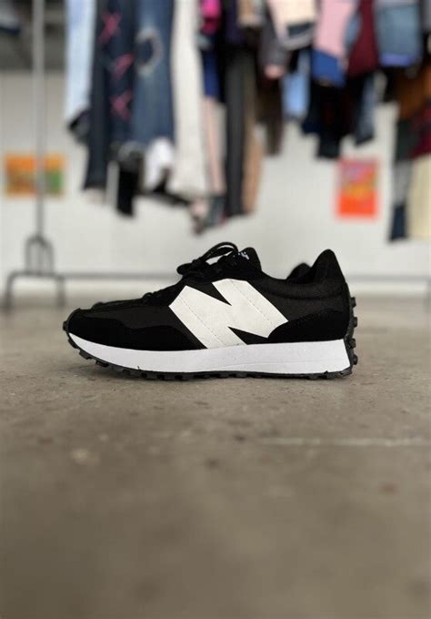 Мужские Кроссовки New Balance 327 White Black 40-41-42-43: 1690 грн ...