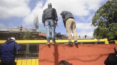 Videos Y Fotos Así Fue El Choque Y Vuelco De Camiones En La Autopista 25 De Mayo Infobae