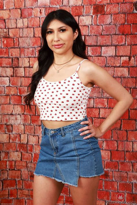 Lovely Brunette Teen Penelope Woods Plays With Her Own Gaping Twat 12 Photos