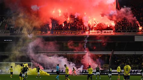 UEFA dan Fenerbahçe ye üç maç seyircisiz oynama cezası Dünya Gazetesi