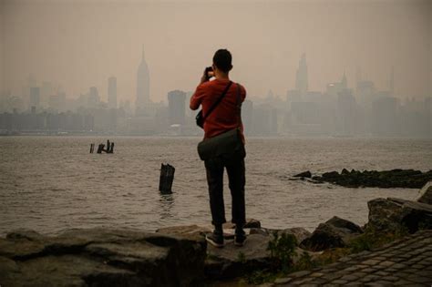 En Images New York Dans Un épais Brouillard à Cause Des Méga Feux Au