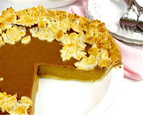 {VIDEO} THE BEST Pumpkin Pie with Pie Crust Leaves - The Lindsay Ann