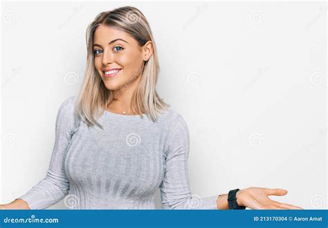 Belle Femme Blonde Portant Des Vêtements Décontractés Souriant Montrant Les Deux Mains Paumes