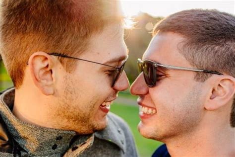 Casal gay de repórteres da Globo comemoram um ano de casamento e são ovacionados na web Portal