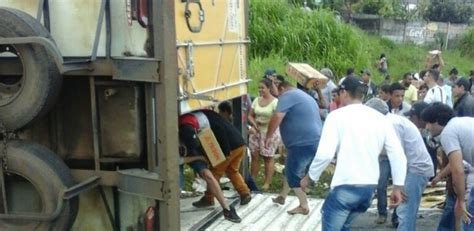 Caminh O Toneladas De Carne Tomba E Saqueado Por Mil Pessoas