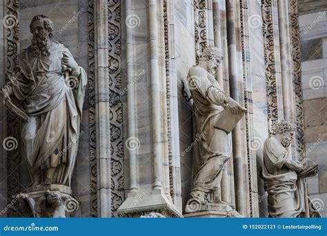 As Esculturas De Saint E Dos M Rtir Que Decoram A Catedral De Milan