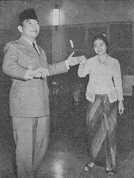 Sukarno Dancing With His Daughter Megawati 1960s Tokoh Sejarah