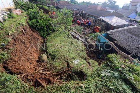 Pencarian Korban Tanah Longsor Di Bogor Antara Foto