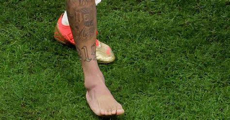 Cabisbaixo Neymar Deixa Est Dio De Chinelo E Gelo No Tornozelo Direito