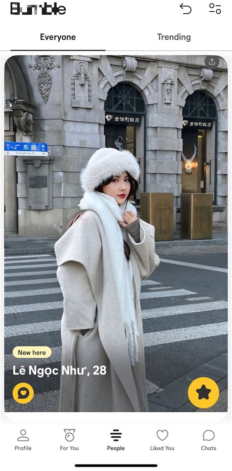 Bắt gặp hot girl Liên Quân từng kéo áo khoe vòng trên app hẹn hò