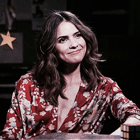 Shelley Hennig Icon Shelley Hennig Celebrities Shelley