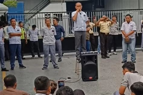 Viral Momen Sedih Manajer Personalia Umumkan Penutupan Operasional