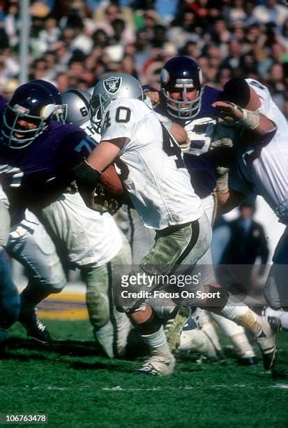 61 Oakland Raiders Pete Banaszak Photos & High Res Pictures - Getty Images