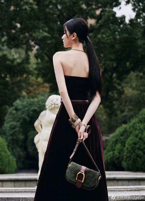 Qiao Xin Shows Off Her Beautiful Back In A Retro Red Velvet Tube Top Dress Snow Skin Jade Is Too