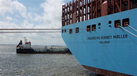 Größtes Containerschiff der Welt macht in Bremerhaven fest DVZ