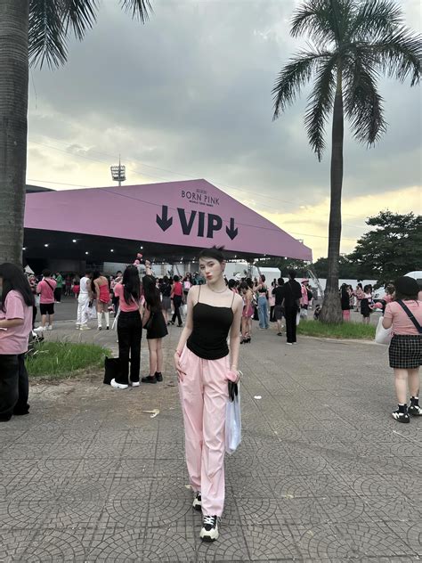 Hot girl trận Việt Nam Iraq thần tượng Đoàn Văn Hậu dính nghi vấn mua chuộc quay phim Tinmoi