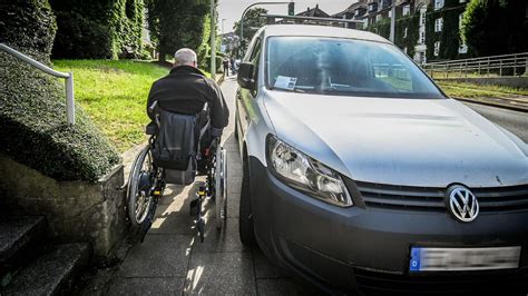 Parken auf Gehwegen Anwohner können dagegen vorgehen Urteil