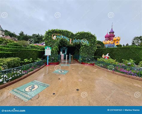 Alice S Curious Labyrinth In Disneyland Park Disneyland Paris