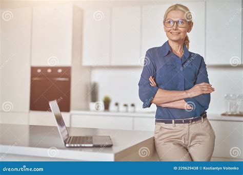 Femme D affaires Mature Et Confiante Dans Des Lunettes Souriante En Dehors Travaillant à La
