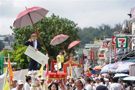 圖集｜香港再度舉辦長洲太平清醮“飄色會景巡遊”及“搶包山”