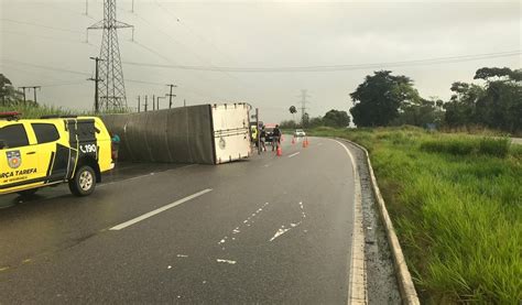 Caminh O Carga De Biscoitos Tomba Na Br Em Rio Largo