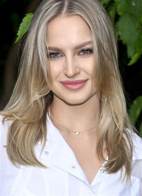 Wskoczyła w bikini z wiązaniem Kolor raził w oczy