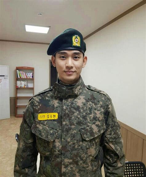 9 Potret Throwback Kim Soo Hyun Saat Wamil Gagahnya Bikin Meleleh