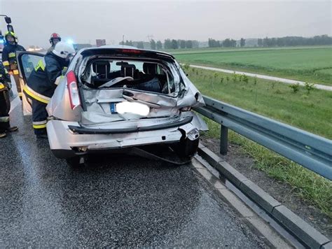 Wypadek Na Autostradzie A Zderzy Y Si Dwa Samochody Ci Arowy I