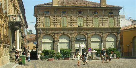 Piazza Canossa Mantova Zonzofox