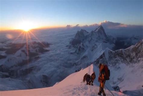 珠穆朗玛峰到底危险在哪登山队拍来的画面，你还敢去吗珠峰珠穆朗玛峰海拔新浪新闻