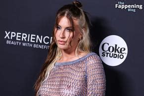 Cari Elise Fletcher Sexy Shows Off Her Tempting Tits And Butt At