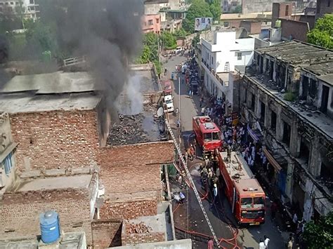 Fire In Spare Parts Shop In Agra Loss Of Lakhs आगरा में स्पेयर