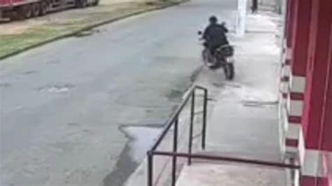 Veja V Deo Bandido Furta Moto Em Apenas Segundos Na Serra