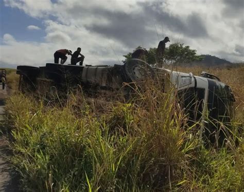 Urgente Carreta Carga Viva Tomba Na Ba Entre Itapetinga E