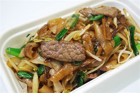 Wok Tossed Flat Rice Noodles with Beef and Ginger – Sutsa