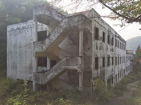 A throwaway note on haunted houses, websites, and other architectural ...