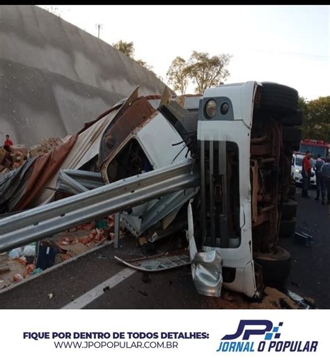 Caminhão carregado caixas de biscoito tomba em Marília JP Jornal