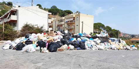 Emergenza Rifiuti A Messina Mini Discariche E Cassonetti Strapieni