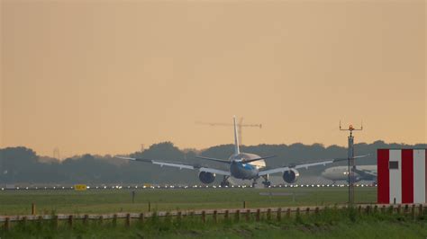 TUI Fly Boeing 787 Dreamliner landing 10734409 Stock Video at Vecteezy