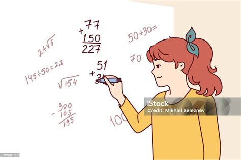 Gadis Remaja Menulis Rumus Matematika Kompleks Di Papan Tulis