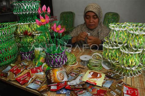 KERAJINAN DAUR ULANG SAMPAH PLASTIK ANTARA Foto